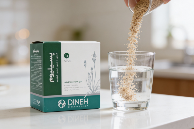 ریختن پسیلیوم گرانول در لیوان آب برای مصرف و پیشگیری از عوارض